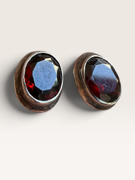 Sterling silver ad garnet stud