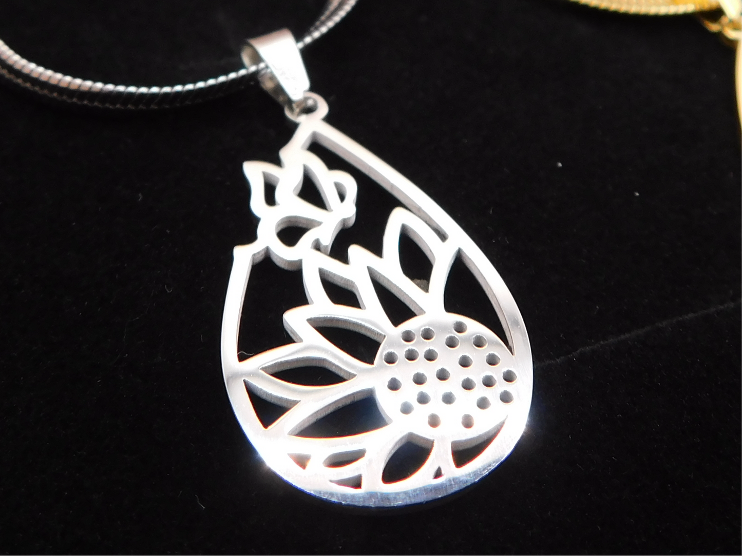 Flower droplet pendant necklace