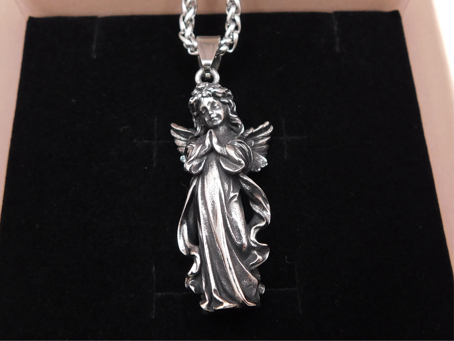 Angel pendant necklace