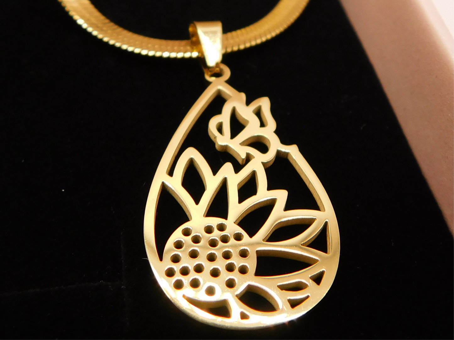 Flower droplet pendant necklace