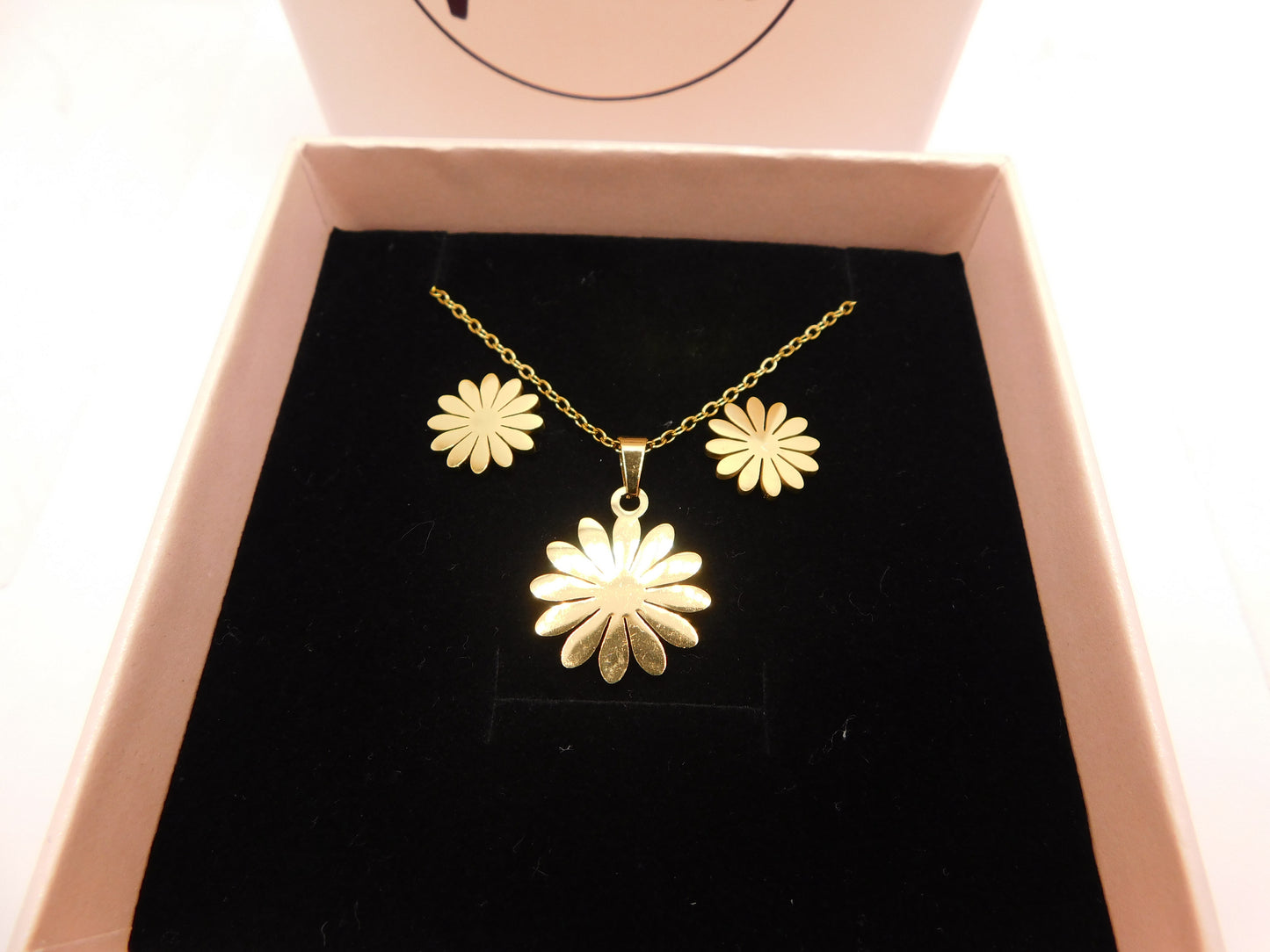 Golden daisy matching necklace and earring set