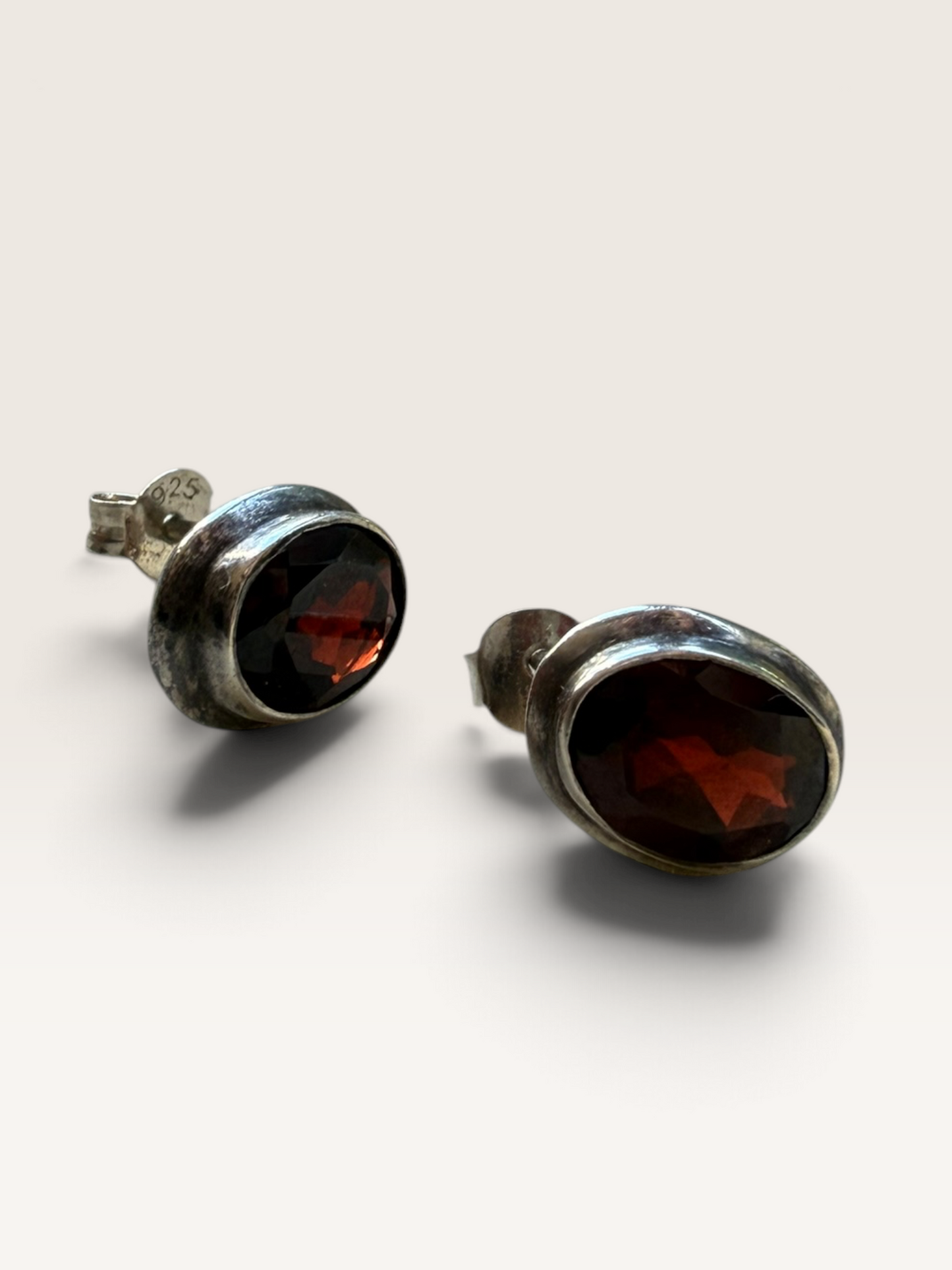 Sterling silver ad garnet stud