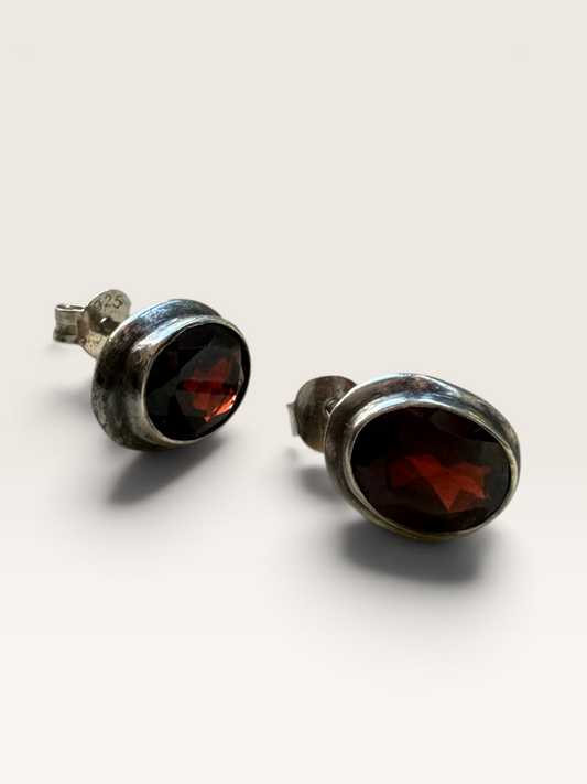 Sterling silver ad garnet stud