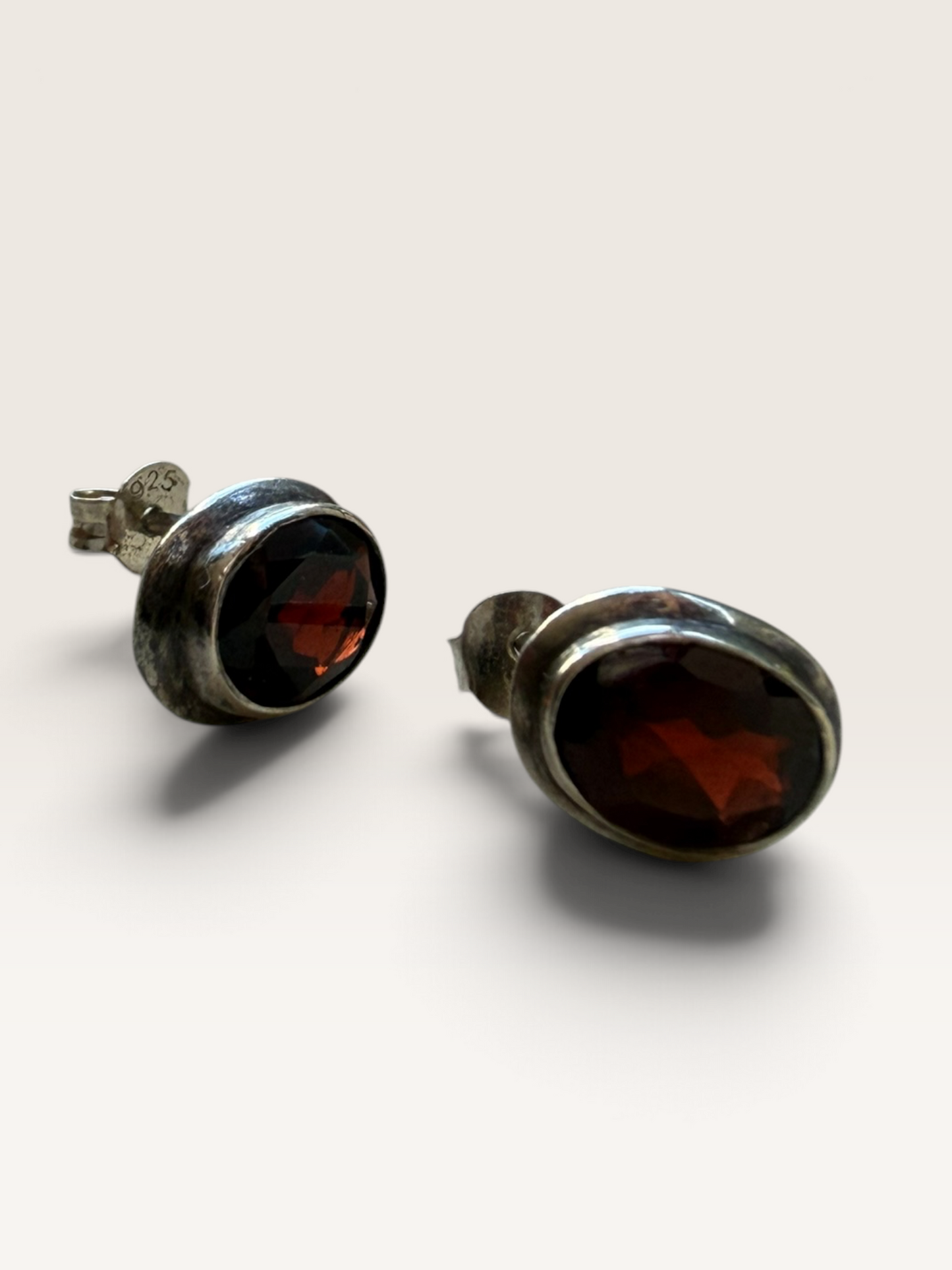 Sterling silver ad garnet stud